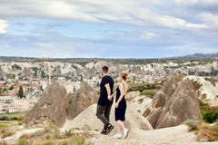 Liefde en emoties die van paar houden die in Turkije rusten In liefde Oostelijk paar in de bergen van de omhelzingen en de kussen stock foto Liefde en emoties die van paar houden die in Turkije rusten In liefde Oostelijk paar in de bergen van de omhelzingen en de kussen stock foto