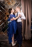 Liefdepaar het dansen Gelukkige romantische verhouding Het Binnenland van de luxe stock foto's Liefdepaar het dansen Gelukkige romantische verhouding Het Binnenland van de luxe stock foto's