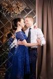 Liefdepaar het dansen Gelukkige romantische verhouding Het Binnenland van de luxe stock foto Liefdepaar het dansen Gelukkige romantische verhouding Het Binnenland van de luxe stock foto