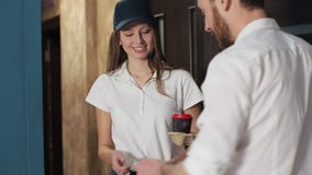 Lieferungs-, Post- und Leutekonzept - glückliche Frau, die Kaffee und Nahrung in der Wegwerfpapiertüte zum Kundenhaus liefert und stock video Lieferungs-, Post- und Leutekonzept - glückliche Frau, die Kaffee und Nahrung in der Wegwerfpapiertüte zum Kundenhaus liefert und stock video