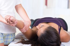 Liegende Frau beim Erhalten eines Massagekonzeptes von lizenzfreie stockfotos Liegende Frau beim Erhalten eines Massagekonzeptes von lizenzfreie stockfotos