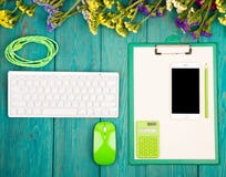 Lieu de travail avec le clavier mince sans fil, souris verte, téléphone intelligent, photos stock Lieu de travail avec le clavier mince sans fil, souris verte, téléphone intelligent, photos stock