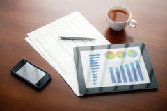Lieu de travail moderne avec l'iPad et l'iPhone d'Apple Lieu de travail moderne avec l'iPad et l'iPhone d'Apple