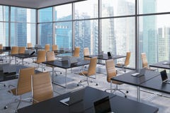 Lieux de travail dans un bureau panoramique faisant le coin moderne, vue de ville d'affaires de Singapour L'espace ouvert Tables illustration libre de droits Lieux de travail dans un bureau panoramique faisant le coin moderne, vue de ville d'affaires de Singapour L'espace ouvert Tables illustration libre de droits