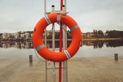 Lifebuoy pierścionek przy rzecznym Thames fos oszczędzaniem żyje na południe banku obrazy stock Lifebuoy pierścionek przy rzecznym Thames fos oszczędzaniem żyje na południe banku obrazy stock