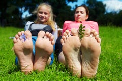 ligga för familjgräs fotografering för bildbyråer ligga för familjgräs fotografering för bildbyråer