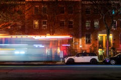 Lightstreaks από μια πόλη της Νέας Υόρκης firetruck ή επιτάχυνση ασθενοφόρων κάτω από μια κενή οδό Harlem, αργά τη νύχτα στοκ εικόνα με δικαίωμα ελεύθερης χρήσης Lightstreaks από μια πόλη της Νέας Υόρκης firetruck ή επιτάχυνση ασθενοφόρων κάτω από μια κενή οδό Harlem, αργά τη νύχτα στοκ εικόνα με δικαίωμα ελεύθερης χρήσης