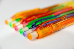 Ligne des crayons colorés image stock Ligne des crayons colorés image stock