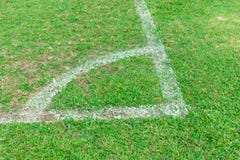Ligne faisante le coin blanche sur le terrain de football photo libre de droits Ligne faisante le coin blanche sur le terrain de football photo libre de droits