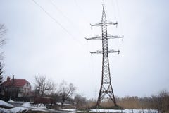 Lignes de transmission à haute tension d'air d'énergie électrique Les lignes aériennes étendent l'électricité au-dessus de la ter image libre de droits Lignes de transmission à haute tension d'air d'énergie électrique Les lignes aériennes étendent l'électricité au-dessus de la ter image libre de droits