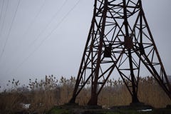 Lignes de transmission à haute tension d'air d'énergie électrique Les lignes aériennes étendent l'électricité au-dessus de la ter image libre de droits Lignes de transmission à haute tension d'air d'énergie électrique Les lignes aériennes étendent l'électricité au-dessus de la ter image libre de droits