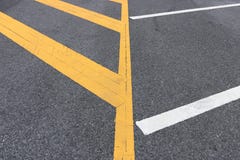 Lignes détail jaunes du stationnement sur l'asphalte photos stock Lignes détail jaunes du stationnement sur l'asphalte photos stock