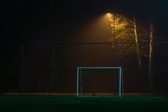 Lignes plan rapproché de poteau d'herbe de lancement de cour du football de nuit photos libres de droits Lignes plan rapproché de poteau d'herbe de lancement de cour du football de nuit photos libres de droits