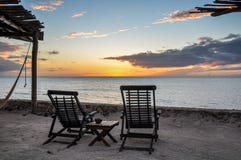 Ligstoelen die zonsondergang overzien bij Holbox-Eiland, Mexico royalty-vrije stock afbeelding Ligstoelen die zonsondergang overzien bij Holbox-Eiland, Mexico royalty-vrije stock afbeelding