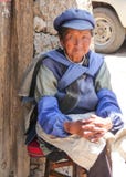 Lijiang Kina - April 2015: Äldre gift kvinna från bergskammarna fotografering för bildbyråer Lijiang Kina - April 2015: Äldre gift kvinna från bergskammarna fotografering för bildbyråer