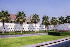 Lijn van palm bij openbaar park met blauwe hemel Royalty-vrije Stock Afbeeldingen Lijn van palm bij openbaar park met blauwe hemel Royalty-vrije Stock Afbeeldingen
