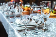 Lijst die met glazen, platen, servetten en voedsel plaatsen Stock Afbeeldingen Lijst die met glazen, platen, servetten en voedsel plaatsen Stock Afbeeldingen