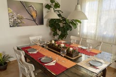 Lijst klaar om met een Kerstmiscentrum te eten royalty-vrije stock foto Lijst klaar om met een Kerstmiscentrum te eten royalty-vrije stock foto