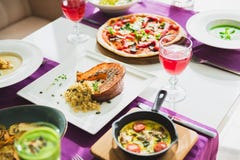 Lijst met vegetarische schotels - pizza, salades, soep, pastei en dranken Voedsel in restaurant stock fotografie Lijst met vegetarische schotels - pizza, salades, soep, pastei en dranken Voedsel in restaurant stock fotografie