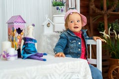 Lilla flickan med dockaharen går och ler royaltyfri fotografi Lilla flickan med dockaharen går och ler royaltyfri fotografi
