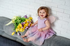 Lilla flickan med tulpan i felik kläder sitter på en säng 9 inställda underbara fjädertulpan för mood mångfärgade bilder arkivbilder Lilla flickan med tulpan i felik kläder sitter på en säng 9 inställda underbara fjädertulpan för mood mångfärgade bilder arkivbilder