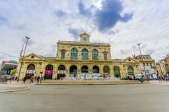 Lille Frankrike - Juni 3, 2015: Gare De Lille Flandres, huvudsaklig drevstation av staden, gammal härlig gul konkret byggnad royaltyfria bilder Lille Frankrike - Juni 3, 2015: Gare De Lille Flandres, huvudsaklig drevstation av staden, gammal härlig gul konkret byggnad royaltyfria bilder