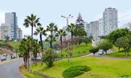 Lima, Perù Strada trasversale e vista alla via del distretto di Miraflores fotografia stock libera da diritti Lima, Perù Strada trasversale e vista alla via del distretto di Miraflores fotografia stock libera da diritti
