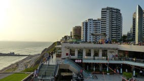 lima Перу Панорамный вид торгового центра Larcomar на районе Miraflores стоковые фото lima Перу Панорамный вид торгового центра Larcomar на районе Miraflores стоковые фото