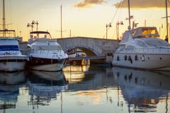 Limassol, Chipre: 12, 28, caminhada de 2018 amanheceres em torno do porto neste nascer do sol bonito, águas calmas antes de cruza imagens de stock Limassol, Chipre: 12, 28, caminhada de 2018 amanheceres em torno do porto neste nascer do sol bonito, águas calmas antes de cruza imagens de stock