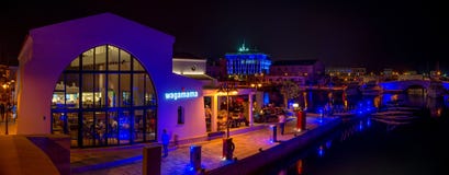 LIMASSOL, CHIPRE - 19 DE AGOSTO DE 2014: Panorama de la noche de un puerto deportivo nuevamente construido de Limassol foto de archivo LIMASSOL, CHIPRE - 19 DE AGOSTO DE 2014: Panorama de la noche de un puerto deportivo nuevamente construido de Limassol foto de archivo