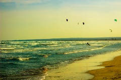 Limassol, Chypre - 12, 03, 2018 : Glissement en haut et en bas avec leur cerf-volant de panneaux de ressac surfant sur les vagues photo libre de droits Limassol, Chypre - 12, 03, 2018 : Glissement en haut et en bas avec leur cerf-volant de panneaux de ressac surfant sur les vagues photo libre de droits