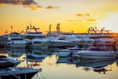 Limassol Jachthaven bij Zonstijging royalty-vrije stock fotografie Limassol Jachthaven bij Zonstijging royalty-vrije stock fotografie