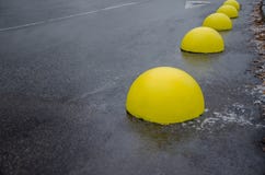 Limitador do estacionamento Bolas concretas no asfalto fotografia de stock Limitador do estacionamento Bolas concretas no asfalto fotografia de stock