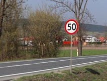 Limitation de la vitesse du trafic à 50 km/h Panneau routier sur la route sécurité du trafic images stock Limitation de la vitesse du trafic à 50 km/h Panneau routier sur la route sécurité du trafic images stock