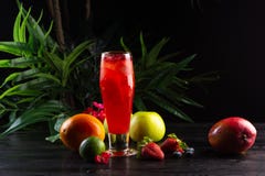 Limonada do arando - lingonberries em um jarro e um vidro e uns frutos em um fundo escuro imagem de stock Limonada do arando - lingonberries em um jarro e um vidro e uns frutos em um fundo escuro imagem de stock