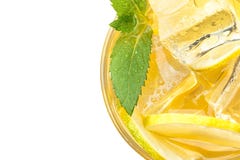 Limonada fresca com gelo e hortelã Modo do verão Isolado imagem de stock Limonada fresca com gelo e hortelã Modo do verão Isolado imagem de stock