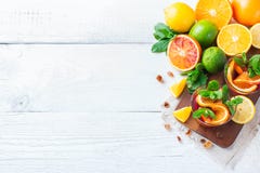 Limonada fresca del verano de los agrios, cóctel infundido de la bebida del detox del agua imagenes de archivo Limonada fresca del verano de los agrios, cóctel infundido de la bebida del detox del agua imagenes de archivo