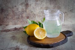 Limonada fresca em um jarro de vidro imagem de stock Limonada fresca em um jarro de vidro imagem de stock