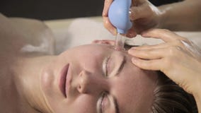 Limpe a massagem de cara, esteticista faz massagens com bancos do vácuo vídeos de arquivo Limpe a massagem de cara, esteticista faz massagens com bancos do vácuo vídeos de arquivo