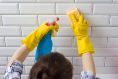 Limpeza da casa Mulher que faz tarefas no banheiro em casa foto de stock Limpeza da casa Mulher que faz tarefas no banheiro em casa foto de stock