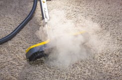 Limpiador seco del vapor en la acción. foto de archivo Limpiador seco del vapor en la acción. foto de archivo