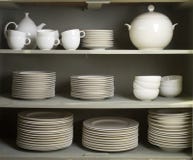 Limpie los platos, las tazas y el vajilla fotos de archivo libres de regalías Limpie los platos, las tazas y el vajilla fotos de archivo libres de regalías