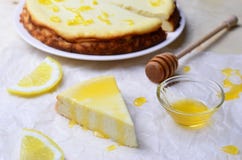 Limão e Honey Cheesecake fotografia de stock Limão e Honey Cheesecake fotografia de stock
