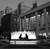Lincoln Center avec la fontaine et le peope la nuit photos libres de droits Lincoln Center avec la fontaine et le peope la nuit photos libres de droits