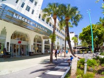 Lincoln Road, een beroemde het winkelen straat in het Strand van Miami royalty-vrije stock foto Lincoln Road, een beroemde het winkelen straat in het Strand van Miami royalty-vrije stock foto