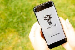 Lincoln, Royaume-Uni - 07/16/2018 : L'écran de charge pour Pokemon sont assortis au logo et au Pokemon Company de Niantic, pour ê photo stock Lincoln, Royaume-Uni - 07/16/2018 : L'écran de charge pour Pokemon sont assortis au logo et au Pokemon Company de Niantic, pour ê photo stock