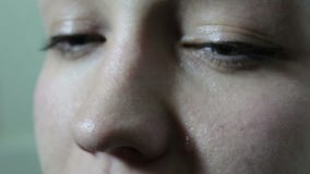 pix Imagem De Olho Chorando Triste linda jovem esta triste e chorando uma lagrima dos olhos verdes na bochecha olhares fechados