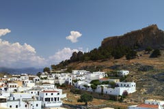 Lindos mit dem Schloss oben auf der griechischen Insel von Rhodos Rhodos-Insel - ber?hmt f?r historische Wahrzeichen und sch?ne S stockbild Lindos mit dem Schloss oben auf der griechischen Insel von Rhodos Rhodos-Insel - ber?hmt f?r historische Wahrzeichen und sch?ne S stockbild