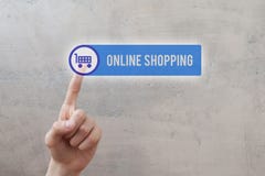 On-line ψωνίζοντας - κουμπί συμπίεσης χεριών ατόμων στοκ εικόνες On-line ψωνίζοντας - κουμπί συμπίεσης χεριών ατόμων στοκ εικόνες
