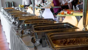 Linea del buffet di pranzo e di cena immagini stock libere da diritti Linea del buffet di pranzo e di cena immagini stock libere da diritti